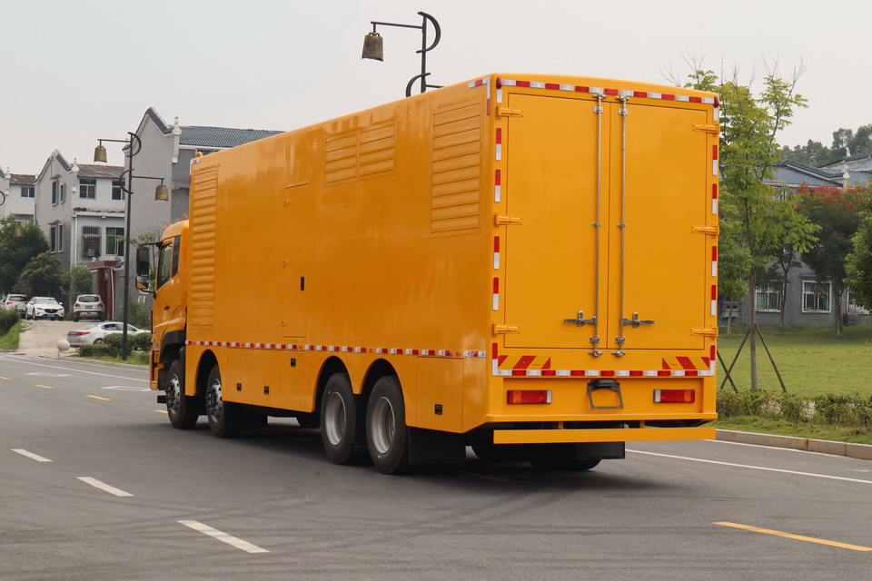 東風(fēng)前四后八移動電源車