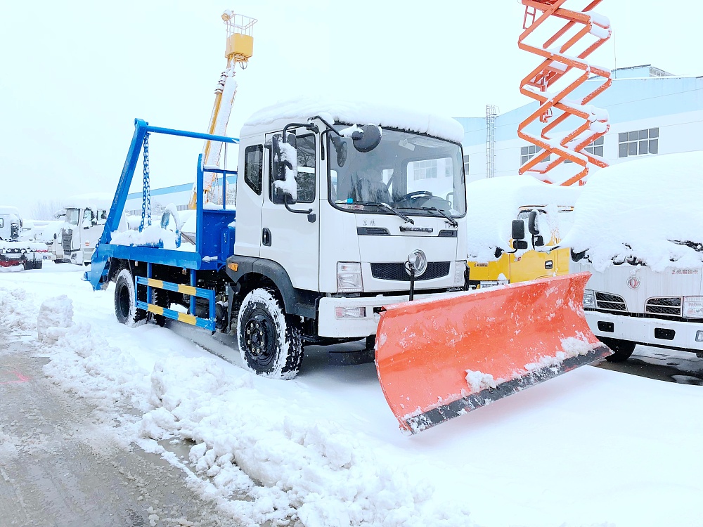 東風T3擺臂垃圾車帶推雪鏟設(shè)備