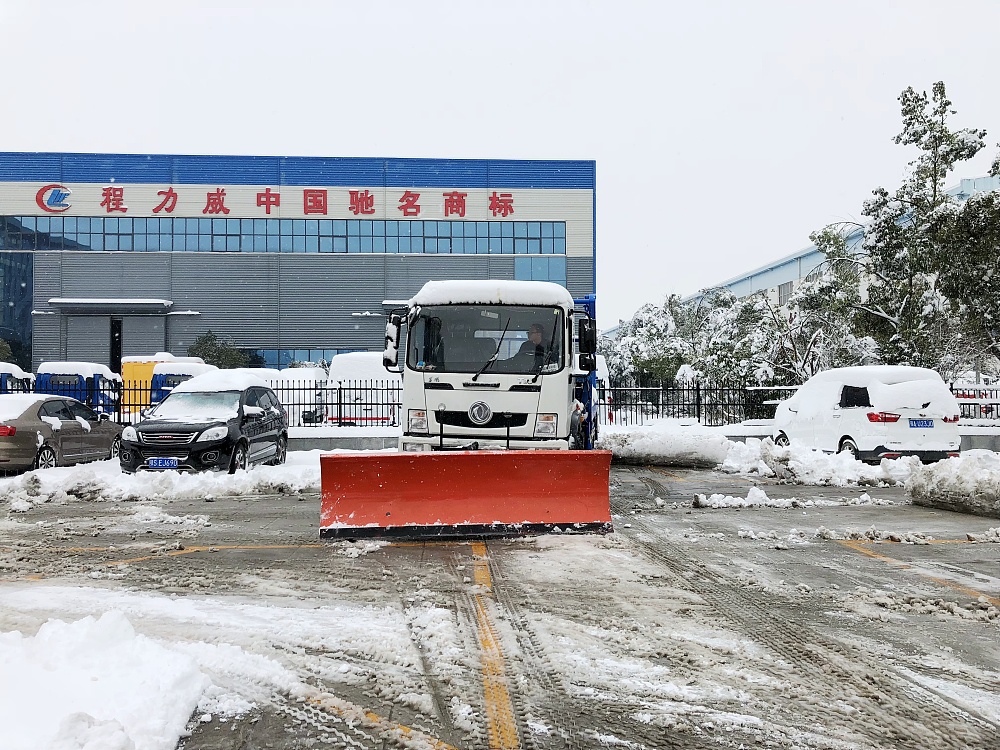 東風T3擺臂垃圾車帶推雪鏟設(shè)備