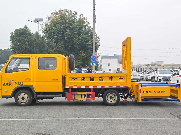 福田領(lǐng)航S1防撞車(chē)