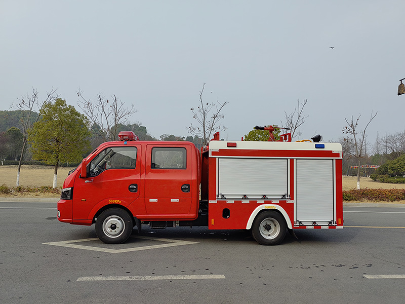 藍(lán)牌東風(fēng)途逸0.85噸水罐消防車