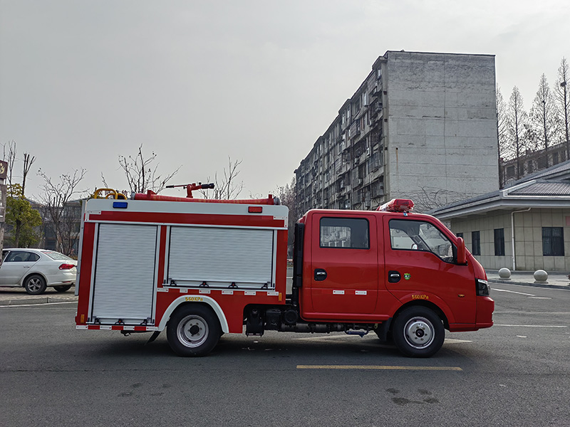 藍(lán)牌東風(fēng)途逸0.85噸水罐消防車