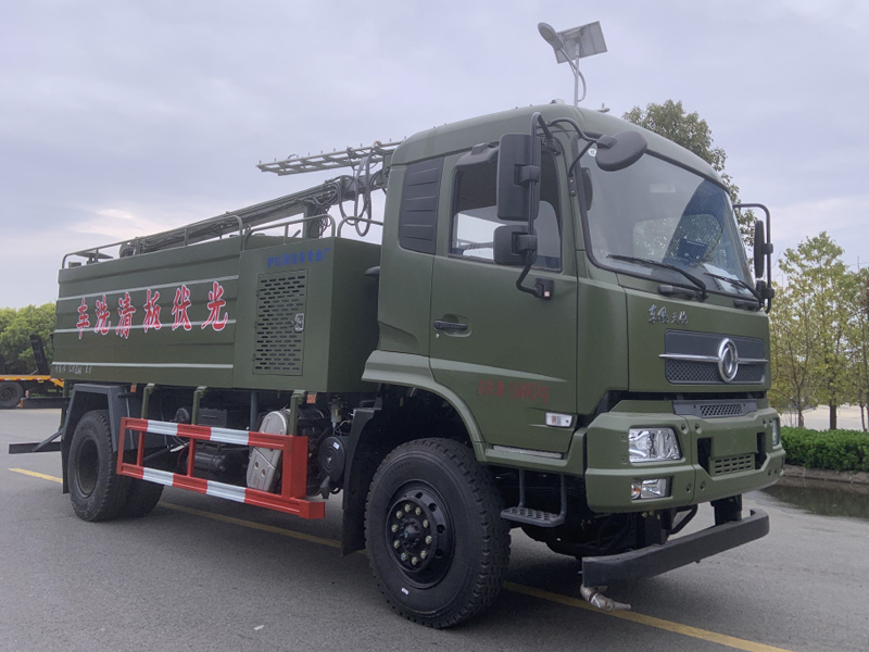 東風(fēng)天錦四驅(qū)光伏板清洗車