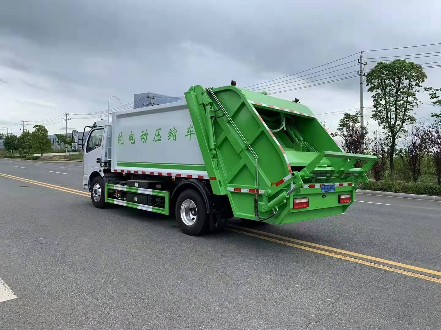 8方東風(fēng)凱普特純電動壓縮垃圾車